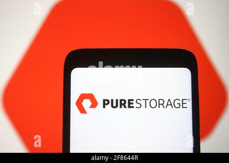 Ukraine. 12 avril 2021. Dans cette illustration, le logo Pure Storage d'une entreprise technologique américaine est visible sur un smartphone et un écran de pc. Credit: Pavlo Gonchar/SOPA Images/ZUMA Wire/Alay Live News Banque D'Images