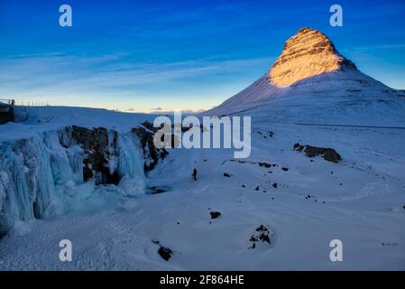 Kirkjufell est une montagne de 463 mètres de haut qui a coûté la vie à quelques alpinistes. De l'angle droit, la montagne ressemble à un clocher d'église Banque D'Images