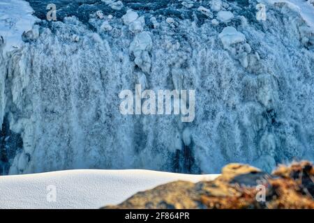 En hiver, la vue est spectaculaire lorsque la cascade gèle en vagues ondulantes de glace étincelante prises à @Gullfoss, Islande Banque D'Images
