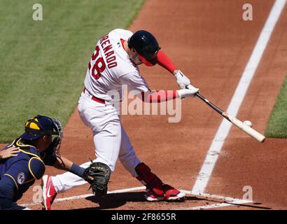 St. Louis, États-Unis. 11 avril 2021. St Louis Cardinals Nolan Arenado balançoire, frappant un single dans le premier repas contre les Milwaukee Brewers au Busch Stadium à St. Louis le dimanche 11 avril. 2021. Photo par Bill Greenblatt/UPI crédit: UPI/Alay Live News Banque D'Images