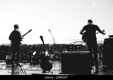 JOHANNESBURG, AFRIQUE DU SUD - 20 février 2018 : image en noir et blanc de deux musiciens sur scène de retour avec des instruments et courbé Banque D'Images