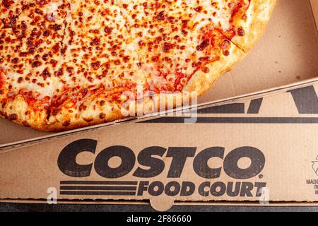Clarksburg, Maryland, États-Unis 04-7-2021: Gros plan plat plan vue du dessus image d'une boîte de carton de délicieux pizza au fromage COSTCO faite à la commande. Affaire très populaire pr Banque D'Images