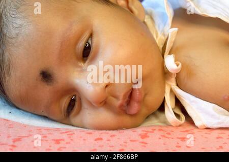 Gros Plan Visage Mignon Nouveau Ne Bebe Garcon Dans Les Yeux Somnolent Humeur Bebe Sweet Little D Un Mois Allonge Sur Un Portrait Gros Plan A L Avant Indien Photo Stock Alamy