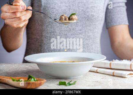 Soupe turque de boulettes de viande (Terbiyeli kofte corbasi ) Est un plat populaire en Turquie où les boulettes de viande sont faites avec le boeuf haché et le riz sont cuits dans un bouillon avec e Banque D'Images