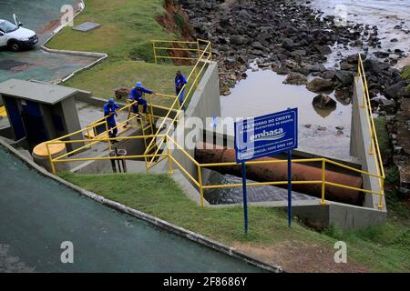 salvador, bahia, brésil - 15 janvier 2021: Les travailleurs d'Empresa Baiana de Saneamento - Embasa, sont vus à une station d'épuration des eaux usées sur la plage de Barra à Banque D'Images