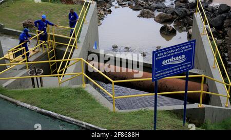 salvador, bahia, brésil - 15 janvier 2021: Les travailleurs d'Empresa Baiana de Saneamento - Embasa, sont vus à une station d'épuration des eaux usées sur la plage de Barra à Banque D'Images