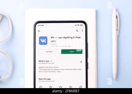 Assam, inde - 10 avril 2021 : logo VK sur image de stock d'écran de téléphone. Banque D'Images