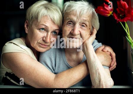 Portrait d'une vieille femme avec sa fille à la maison. Banque D'Images