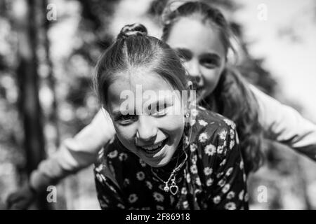 Deux amies adolescentes qui se berce à l'extérieur. Photo en noir et blanc. Banque D'Images