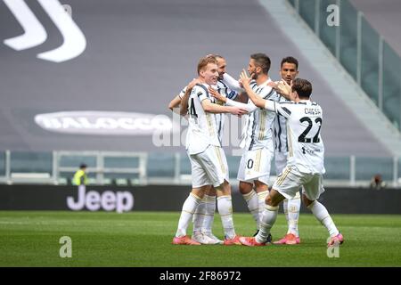 Turin, Italie. 11 avril 2021. Juventus FC célèbre lors de la série UN match de football entre Juventus et Gênes CFC. Les stades sportifs autour de l'Italie restent soumis à des restrictions strictes en raison de la pandémie du coronavirus, car les lois de distanciation sociale du gouvernement interdisent aux fans à l'intérieur des lieux, ce qui entraîne le jeu derrière des portes fermées. Juventus a gagné 3-1 sur Gênes (photo par Alberto Gandolfo/Pacific Press) Credit: Pacific Press Media production Corp./Alay Live News Banque D'Images