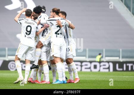 Turin, Italie. 11 avril 2021. Juventus FC célèbre lors de la série UN match de football entre Juventus et Gênes CFC. Les stades sportifs autour de l'Italie restent soumis à des restrictions strictes en raison de la pandémie du coronavirus, car les lois de distanciation sociale du gouvernement interdisent aux fans à l'intérieur des lieux, ce qui entraîne le jeu derrière des portes fermées. Juventus a gagné 3-1 sur Gênes (photo par Alberto Gandolfo/Pacific Press) Credit: Pacific Press Media production Corp./Alay Live News Banque D'Images