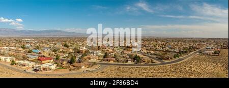 Vie au sud-ouest. Panorama résidentiel de la zone de métro d'Albuquerque avec vue sur les montagnes Sandia au loin. Monument national de Petroglyph Banque D'Images