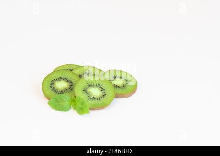 Gros plan sur des tranches de kiwi frais avec une feuille isolée sur du blanc arrière-plan Banque D'Images