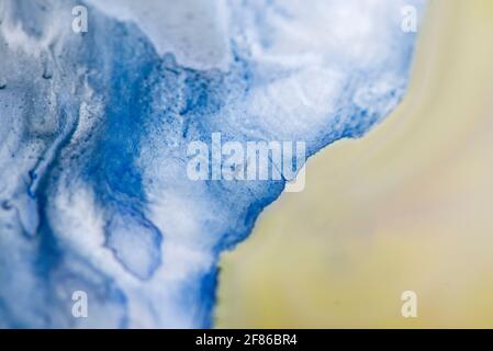 Arrière-plan abstrait bleu en technique d'art fluide. Mélange coloré de couleurs vives. Banque D'Images