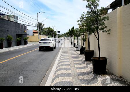 salvador, bahia, brésil - 21 décembre 2020: Trottoir avec mosaïque de conception fait avec des pierres portugaises est vu dans le quartier d'Itapua, dans le Cit Banque D'Images