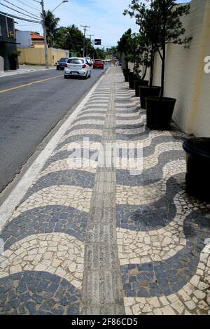 salvador, bahia, brésil - 21 décembre 2020: Trottoir avec mosaïque de conception fait avec des pierres portugaises est vu dans le quartier d'Itapua, dans le Cit Banque D'Images