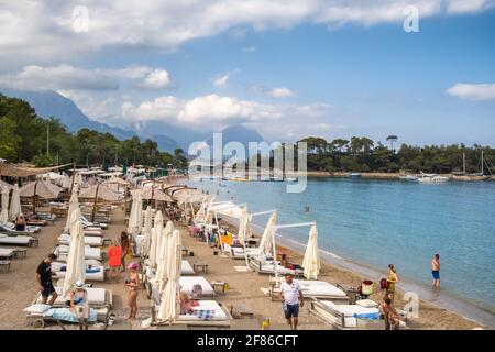 Transats sur la plage avec parasols et chaises longues à Kemer, Antalya, Turquie Banque D'Images