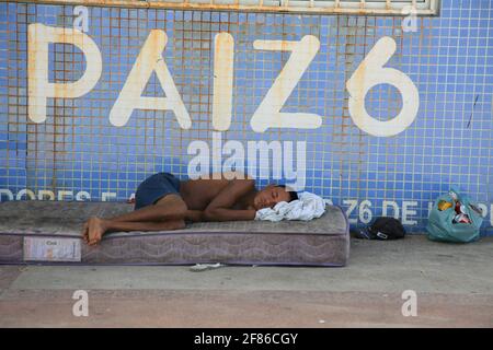 salvador, bahia, brésil - 21 décembre 2020 : un homme sans abri est vu dormir à côté de la colonie de pêche Z6 sur la plage d'Itapua, dans la ville de Salvador. *** Banque D'Images