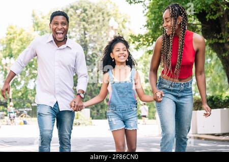 Famille en train de se promener à l'extérieur. Banque D'Images