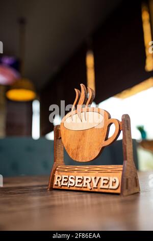 Enseigne réservée sur la table dans le restaurant moderne. Banque D'Images