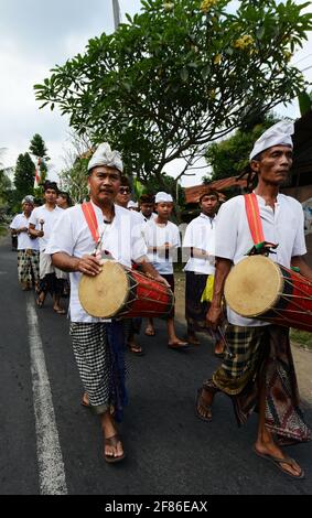 Musiciens balinais marchant dans une procession religieuse à Ubud, Bali, Indonésie. Banque D'Images