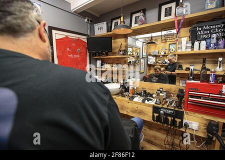 Barnsley, Royaume-Uni. 12 avril 2021. Tony Batty, barber primé de Barnsley coupe les cheveux d'un client pour la première fois depuis que des restrictions de verrouillage de covid ont été mises en place plus tôt cette année ; les barbers de Tony Batty à Barnsley, South Yorkshire, Royaume-Uni, 12/04/2021 à Barnsley, Royaume-Uni le 4/12/2021. (Photo de Mark Cosgrove/News Images/Sipa USA) crédit: SIPA USA/Alay Live News Banque D'Images