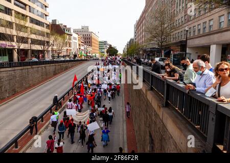 Les spectateurs regardent des centaines de personnes marcher sous le cercle DuPont lors d'une manifestation contre le coup d'État militaire en Birmanie. Banque D'Images