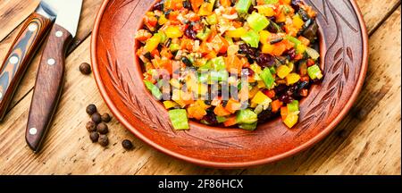 Délicieux sauté ou ragoût de légumes. Tranches de légumes ragoût sur vieux table en bois Banque D'Images