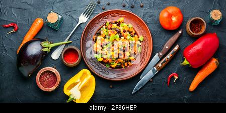 Savoureux sauté de légumes ou ragoût.tranches de légumes ragoût sur une assiette. Banque D'Images