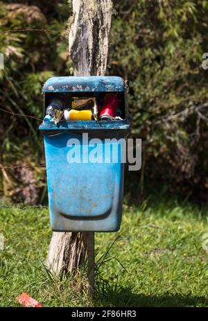 Plan vertical d'une poubelle pleine dans un parc Banque D'Images