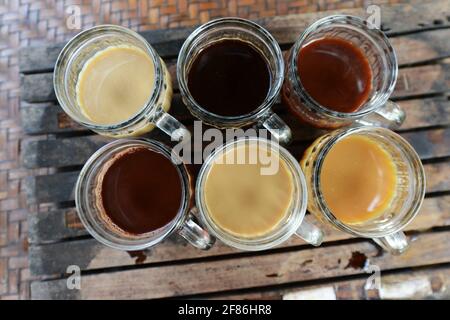 Dégustation de café et de coco dans une petite ferme de Bali, Indonésie. Banque D'Images