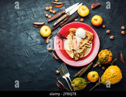 Tarte savoureuse aux pommes sur l'assiette. Morceau de tarte aux pommes avec glace Crème.espace de copie Banque D'Images