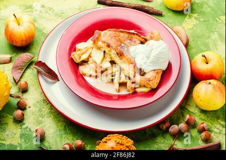 Tarte savoureuse aux pommes sur l'assiette. Morceau de tarte aux pommes avec glace crème Banque D'Images