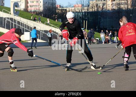 Bucarest, Roumanie. 11 avril 2021. Les gens jouent au roller hockey près du stade national Arena lors de la pandémie COVID-19 à Bucarest, en Roumanie, le 11 avril 2021. Credit: Gabriel Petrescu/Xinhua/Alay Live News Banque D'Images