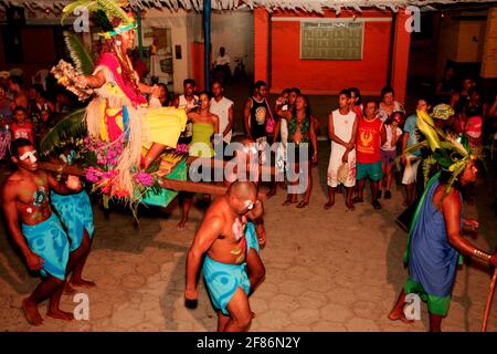 caravelas, bahia / brésil - 13 février 2010: les membres du bloc de carnaval 'umbandaum' sont vus lors d'une présentation dans la ville de caravelas. Banque D'Images