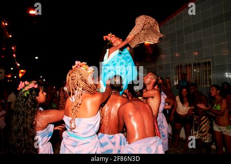 caravelas, bahia / brésil - 13 février 2010: les membres du bloc de carnaval 'umbandaum' sont vus lors d'une présentation dans la ville de caravelas. Banque D'Images