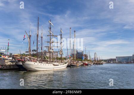 De grands navires à quai pendant Kieler Woche Festival à Kiel, Allemagne Banque D'Images