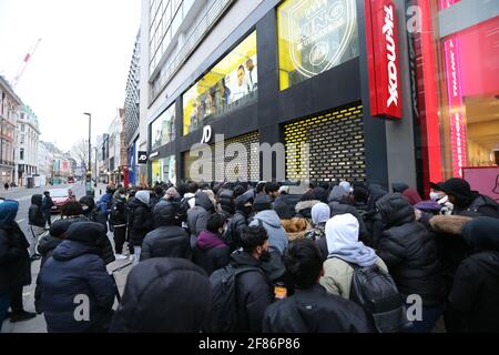 Londres, Angleterre, Royaume-Uni. 12 avril 2021. Une foule nombreuse attend à l'extérieur d'un magasin non essentiel tôt le matin. Dans une étape majeure dans l'assouplissement du coronavirus Angleterre verrouillage zones extérieures de restaurants, pubs et cafés, tous les magasins non essentiels, coiffeurs, salles de sport, les piscines, les salons de manucure et les zoos sont ouverts aujourd'hui. Credit: Tayfun Salci/ZUMA Wire/Alay Live News Banque D'Images