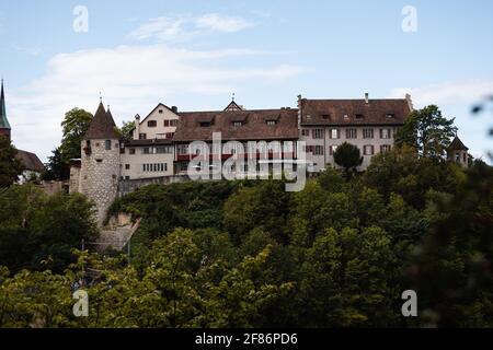 Vue sur le château Laufen à Schaffhausen - Neuhausen depuis la pittoresque cascade de Rheinfall (Schaffhausen, Suisse, Europe) Banque D'Images