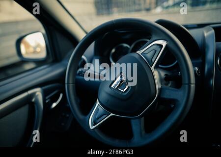 Bucarest, Roumanie - 11 avril 2021 : image de faible profondeur de champ (mise au point sélective) avec le logo Dacia sur un volant Duster. Banque D'Images