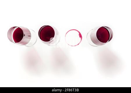 Vin rouge, trois verres et une tache de vin, tiré du dessus Banque D'Images