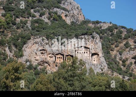 Turquie, Anatolie, les célèbres tombes lycéennes sculptées dans les rochers de l'ancienne ville de Kaunos près de Dalyan. Banque D'Images