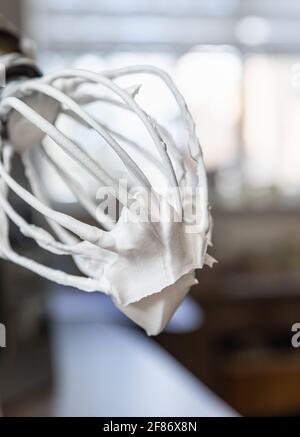 Fouet en métal avec blancs d'œufs et sucre dans un batteur planétaire. Ingrédient pour préparer un dessert à la meringue ou à la Pavlova. Concept de dessert de boulangerie. Sélection Banque D'Images