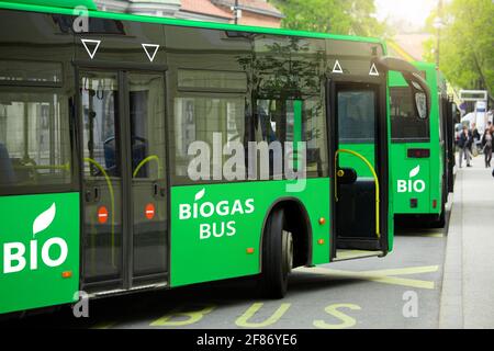 Bus alimentés au biogaz dans une rue de la ville. Concept de transport neutre en carbone Banque D'Images