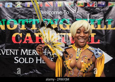 Participante au carnaval afro-caribéen costume de salsa, souriant au Notting Hill Carnival, Londres, Angleterre Banque D'Images