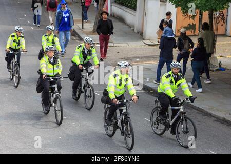 Police métropolitaine britannique sur des vélos en vestes de haute viz, Notting Hill, Londres, Royaume-Uni Banque D'Images