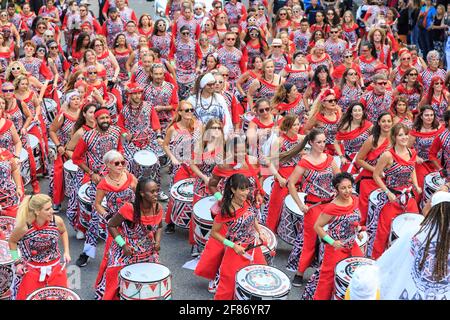 Batala Brazilian Band Steel Drummers, Notting Hill Carnival Parade interprètes, Londres, Royaume-Uni Banque D'Images