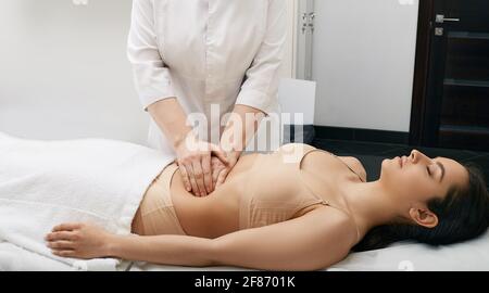 docteur palpe le ventre d'une jeune femme dans une clinique médicale. Médecin effectuant un examen médical du corps féminin pour la prévention de la maladie Banque D'Images