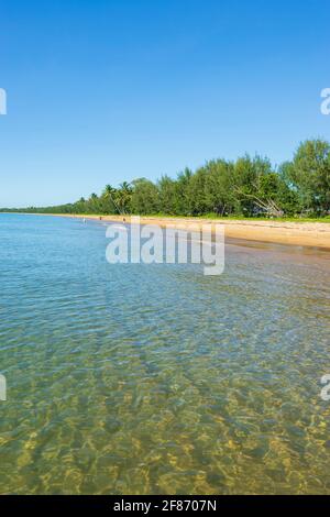 Vue verticale de la plage à Wongaling, Mission Beach, Queensland, Queensland, Queensland, Australie Banque D'Images