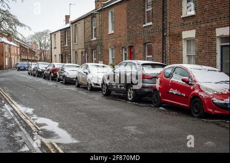 Oxford, Oxfordshire, Royaume-Uni. 12 avril 2021. Neige à Oxford. Le pays s'est réveillé à la neige dispersée, une surprise pour le temps d'avril. Stephen Charters prend son chien Roxie pour une promenade. Ils vérifient l'Old Booklicher Pub sur Canal St. pour voir si le service extérieur va redémarrer aujourd'hui alors que le pays émerge une étape de plus hors du verrouillage. Credit: Sidney Bruere/Alay Live News Banque D'Images